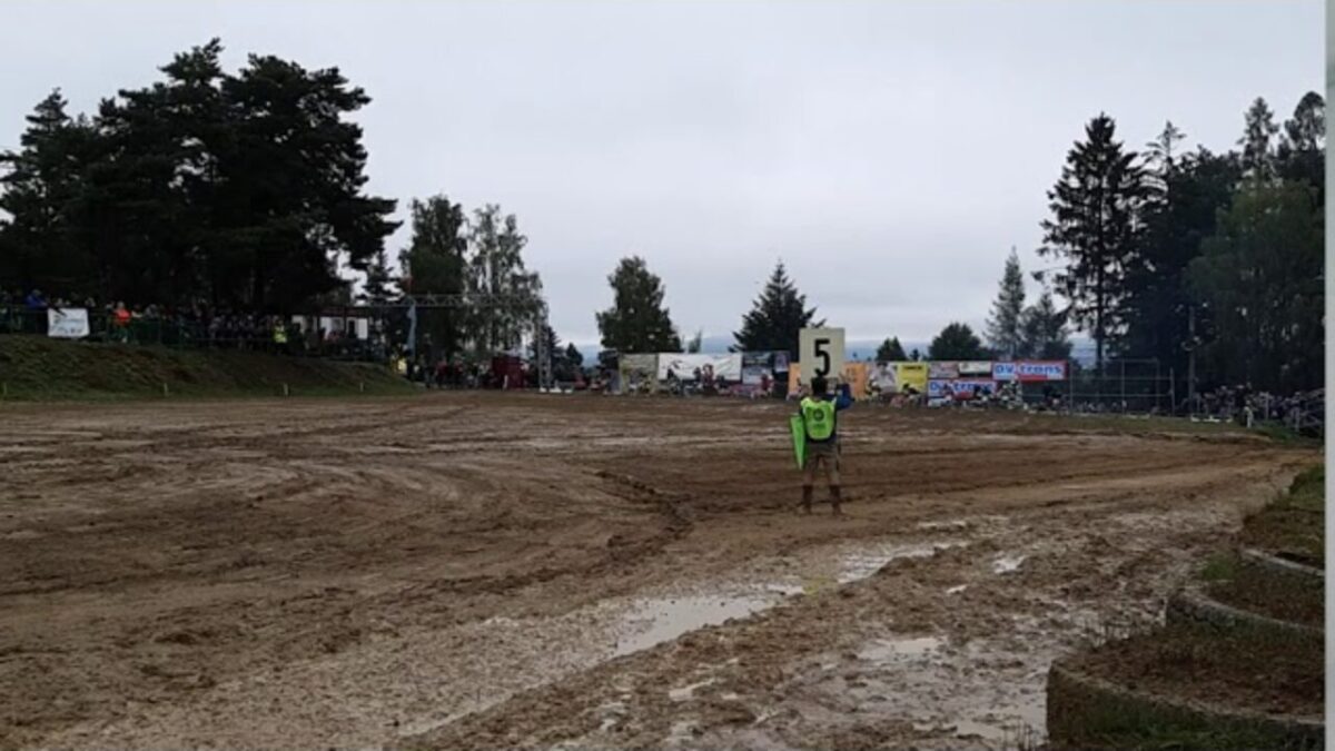 Tšehhi külgvankrite motokrossi meistrivõistluste Kramolíni etapi külgvankrite sõidu 1. start