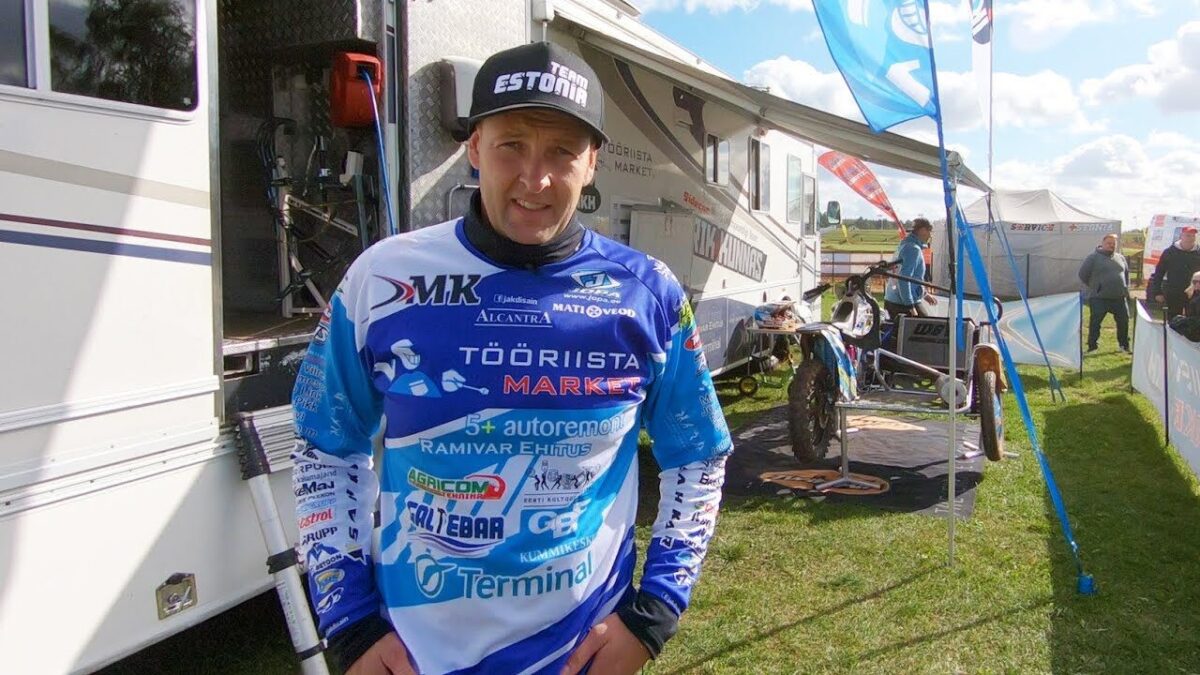 Kert Varik tutvustab oma matkabussi