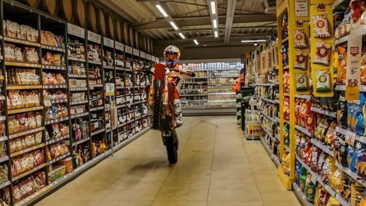 Vaata kuidas Herlings enda tehtud musti rehvitriipe põrandalt puhastab