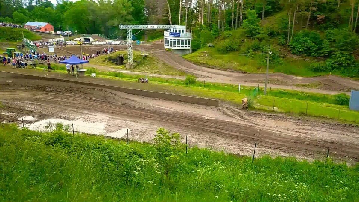 Tšehhi 2021 külgvankrite motokrossi meistrivõistluste Jinín-i etapi teise sõidu start ja esimesed ringid